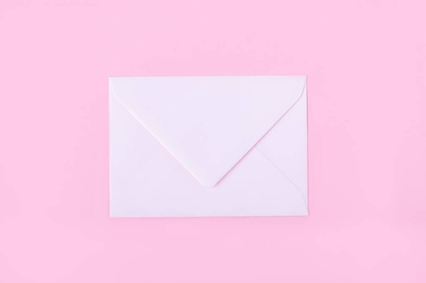 Pembe arkaplanda boş bir zarf, üst görünüm, kopyalama alanı - Fotoğraf, Görsel