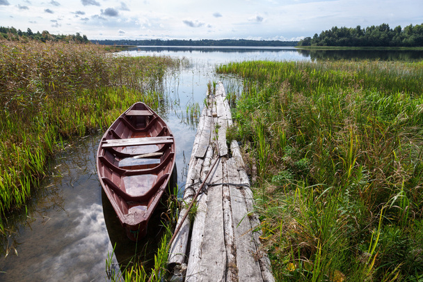 Paesaggio lacustre estivo con vecchia barca in legno - Foto, immagini