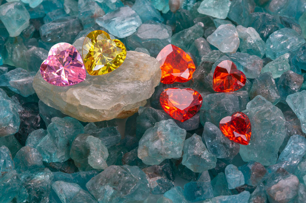 Keltainen sydän timantti ja punainen rubiini sydän timantti laittaa raaka taivas sininen gemstones.jewelry sydämen muotoinen ovat ihania läsnä Ystävänpäivä - Valokuva, kuva