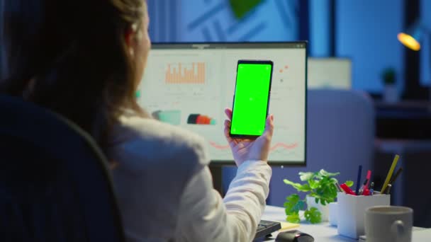スマートフォンの緑の画面モニターを見ているビジネスマンの女性 - 映像、動画