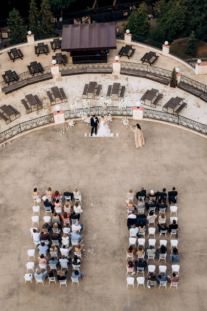 Hochzeitsbereich mit Reihen von Gästen von oben - Foto, Bild