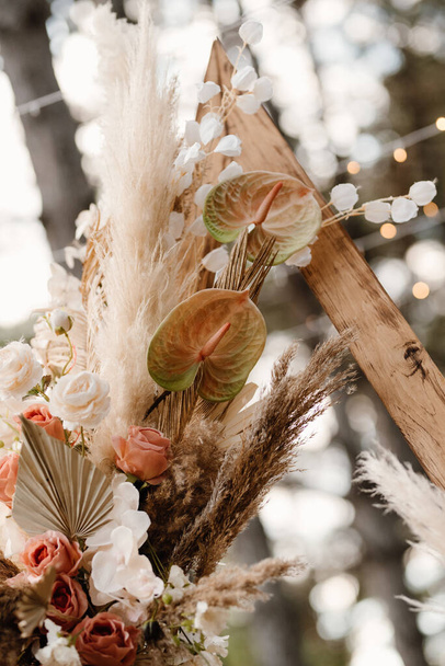 松の森の草原にドライフラワーの結婚式エリア - 写真・画像