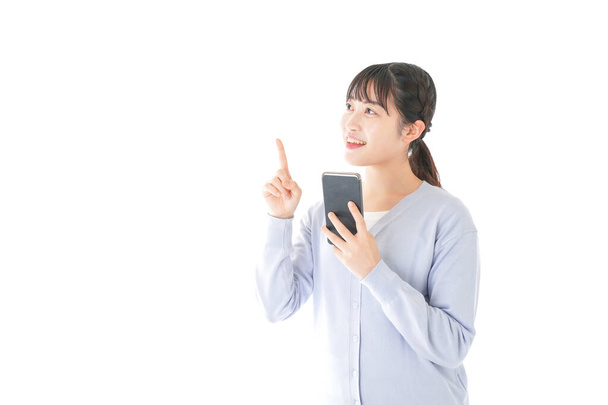 Fiatal nő használ IOT készülékek okostelefon - Fotó, kép