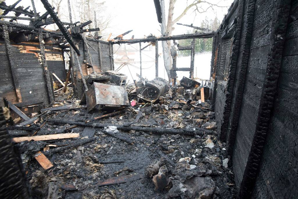 ruiny spalonego domu po pracach gaśniczych straży pożarnej - Zdjęcie, obraz