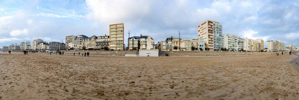 Les Sables dOlonne, Γαλλία θάλασσα αντιμετωπίζει cityscape stiched panorama - Φωτογραφία, εικόνα