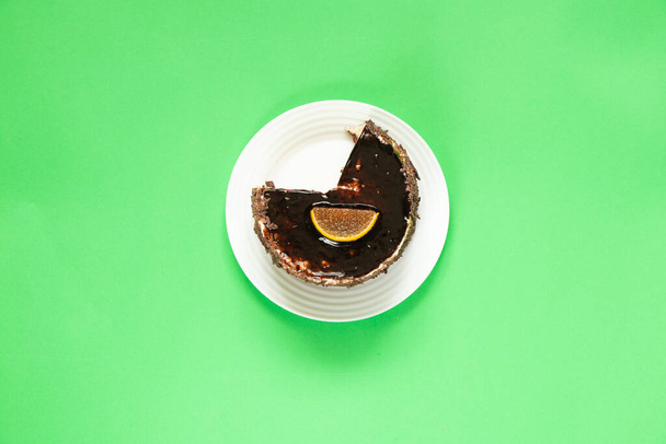 шоколадный торт на зеленом фоне - Фото, изображение