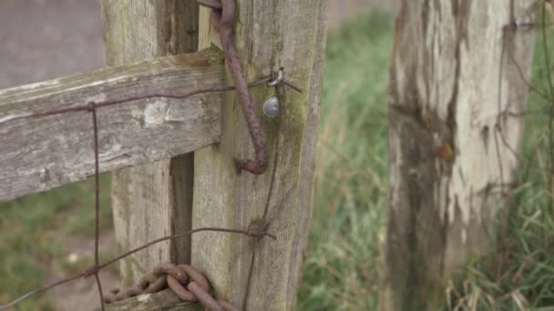 Puerta de madera en el campo de los agricultores  - Imágenes, Vídeo
