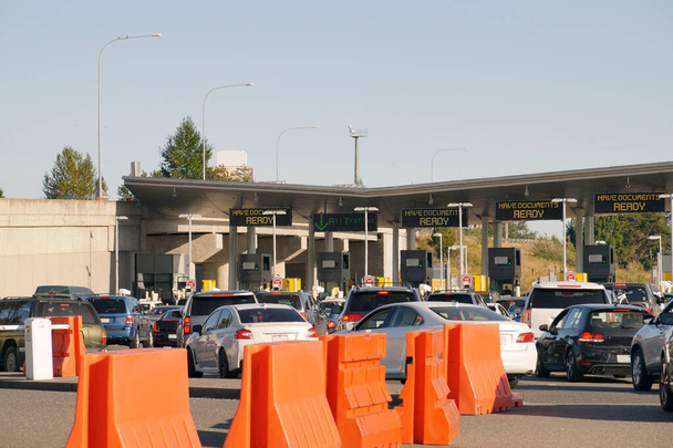 Heißer Tag, heiße Luft über heißen Autos. Autos warten an der Grenze zwischen Kanada und den Vereinigten Staaten.  - Foto, Bild
