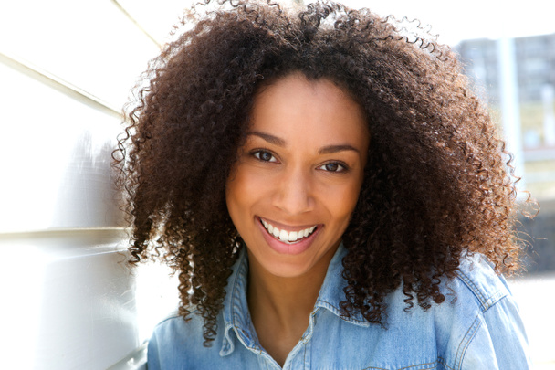 Joyeux jeune femme afro-américaine
 - Photo, image