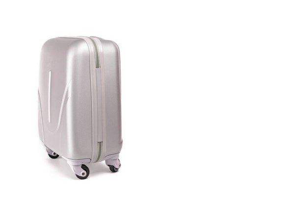 Bavul beyazda izole edilmiş. Gümüş renkli valiz ya da beyaz arka planda plastik valiz. Yaz tatili ve ürün reklamları konsepti - Fotoğraf, Görsel