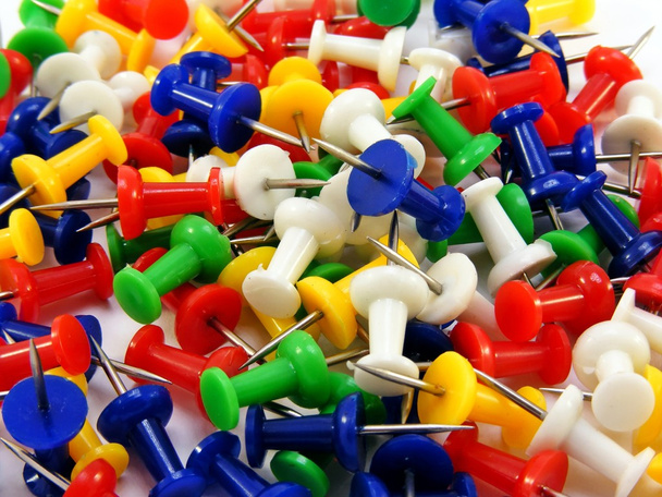 Coloured thumbtacks close up - Foto, Imagem