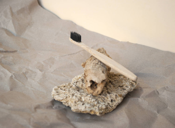 Composición de detalles naturales y un cepillo de dientes de bambú sobre fondo beige. Concepto vatio cero. - Foto, imagen
