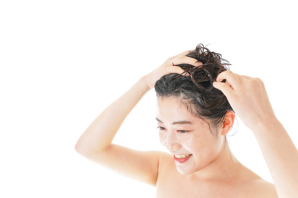 jeune femme se lave les cheveux - Photo, image