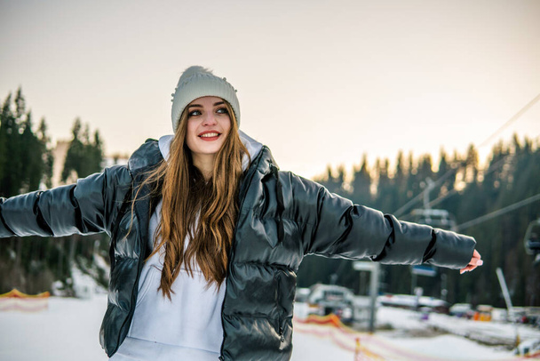 Retrato de bela menina caucasiana alegre no resort de esqui no inverno - Foto, Imagem