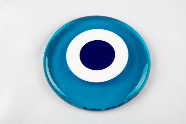 Glas Türkisches Auge auf weißem Hintergrund Böses Auge Amulett schützt vor schlechten Dingen, die von der türkischen Kultur verwendet werden. - Foto, Bild