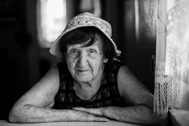 Portrait d'une vieille femme dans sa maison. Photo noir et blanc. - Photo, image