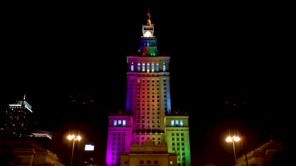 Παλάτι Πολιτισμού και Επιστημών το βράδυ στο κέντρο της Βαρσοβίας, Πολωνία. - Πλάνα, βίντεο