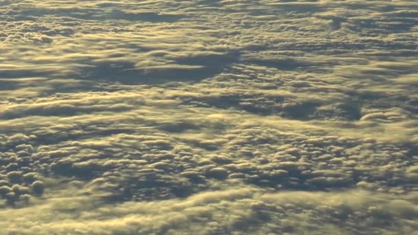 Voando acima das nuvens. Imagens reais do avião de alta altitude. Vista para o cockpit. - Filmagem, Vídeo