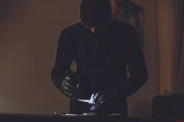 Intrusion of a burglar in a house inhabited - Foto, afbeelding
