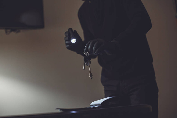 Intrusion of a burglar in a house inhabited - Foto, immagini