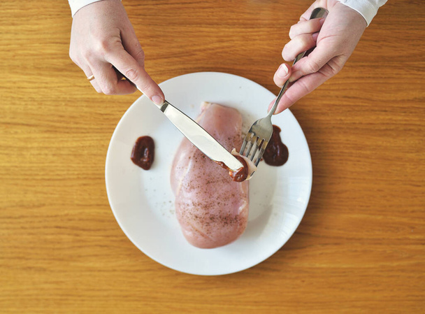 carne crua para o almoço. peito de frango em uma chapa - Foto, Imagem