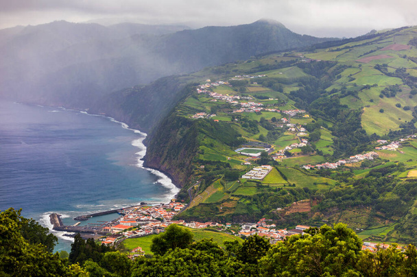 Schöner Blick auf die Natur auf den Azoren mit kleinen Dörfern, Schlepptau, grünen Naturfeldern. Erstaunliche Azoren. Ponta da Madragada Aussichtspunkt bei Agua Retorta auf Sao Miguel auf den Azoren. - Foto, Bild