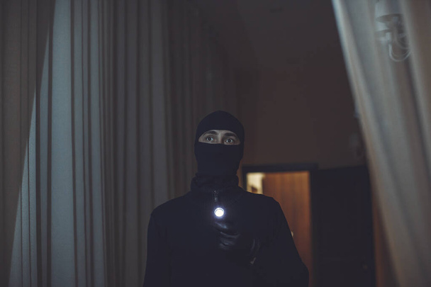 Intrusion of a burglar in a house inhabited - Valokuva, kuva
