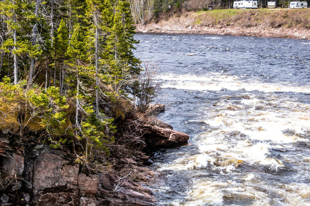 Ο ποταμός Χάμπερ περιπλανιέται στο πάρκο. Sir Richard Squires Provincial Park, Newfoundland, Καναδάς - Φωτογραφία, εικόνα