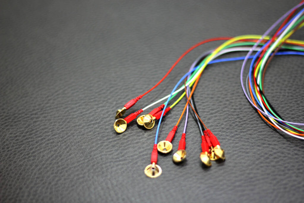 barevné kabely, klinické elektrody zlatý pohár pro elektroencefalogram a lékařské elektrodiagnostiky - Fotografie, Obrázek