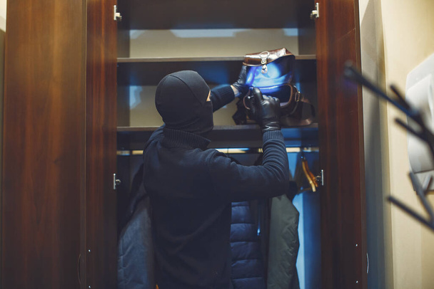 Intrusion of a burglar in a house inhabited - Фото, изображение