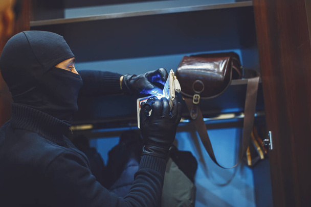 Intrusion of a burglar in a house inhabited - Valokuva, kuva