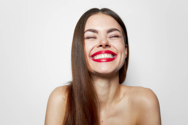 Vonzó nő Boldog mosoly csukott szemmel bájos megjelenés  - Fotó, kép