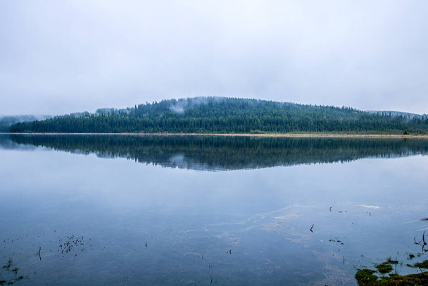 Ultimi giorni di inverno si librano sul lago. Area ricreativa provinciale del lago dei cigni, Alberta, Canada - Foto, immagini