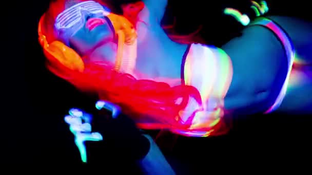 Вертикальное видео УФ-светящейся танцовщицы - Кадры, видео