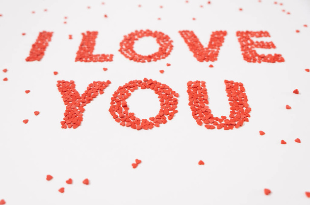 Ik hou van je gemaakt van rode harten op een witte achtergrond. Het concept van Valentijnsdag, Moederdag, liefdesverklaring. Vlakke lay, bovenaanzicht. - Foto, afbeelding