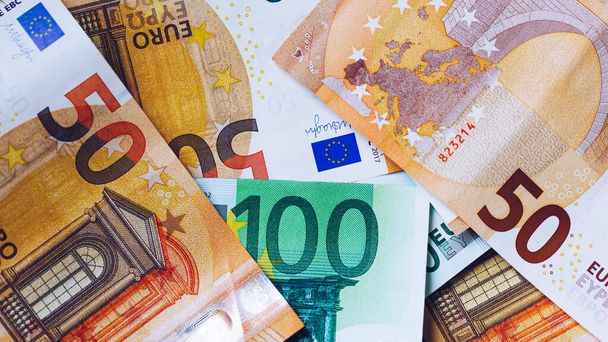 Euro geld, Euro cash achtergrond. Bankbiljetten van de Europese Unie. Euro contant geld. Veel eurobankbiljetten van verschillende waarden.  - Foto, afbeelding