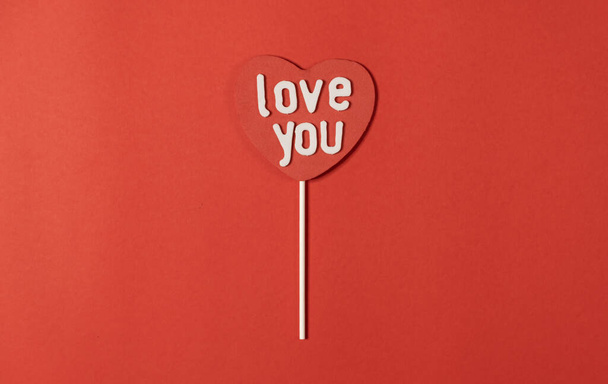 Červené srdce s nápisem Miluji tě na červeném pozadí. Valentýn, Den matek, Den otců, Vyznávání lásky. Pohlednice ve stylu minimalismu - Fotografie, Obrázek