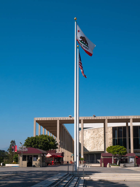 LOS ANGELES, USA - 28 juni 2016: Zicht op Verenigde Staten en Californische vlaggen in de straten van Los Angeles. - Foto, afbeelding