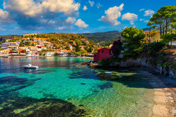 Χωριό Άσσος στην Κεφαλονιά. Τυρκουάζ χρωματιστός κόλπος στη Μεσόγειο θάλασσα με όμορφα πολύχρωμα σπίτια στο χωριό Άσος στην Κεφαλονιά, Ελλάδα, Ιόνιο, Κεφαλονιά, Άσσο. - Φωτογραφία, εικόνα