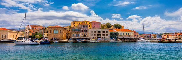 Chania festői régi kikötője. Kréta szigetének nevezetességei. Görögországban. Chania-öböl a napos nyári napon, Kréta Görögország. Kilátás a régi kikötő Chania, Kréta, Görögország. Chania kikötője, vagy Hania.  - Fotó, kép