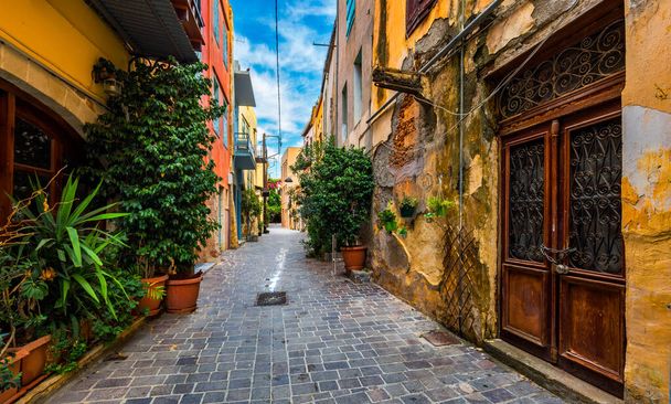 Girit 'teki Yunan adalarının büyüleyici caddeleri. Yunanistan 'ın Girit kentindeki eski Chania kasabasında bir sokak. Girit Adası, Yunanistan, Chania 'da güzel bir cadde. Yaz manzarası. Seyahat ve tatil. - Fotoğraf, Görsel