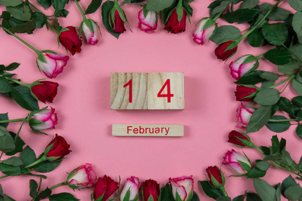 Rosas con vino y calendario de madera sobre fondo rosa 14 de febrero Día de San Valentín - Foto, Imagen