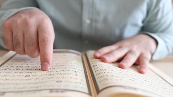 reading quran word in mosque with finger - Footage, Video