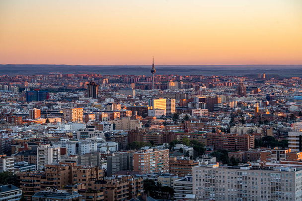 Gezicht vanuit de lucht van MADRID met zijn gebouwen, lampen en TRAFFISCH - Foto, afbeelding