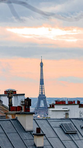Párizs KÉSZÜLÉKEI A városnézéssel ÉS a háztetőkkel - Fotó, kép