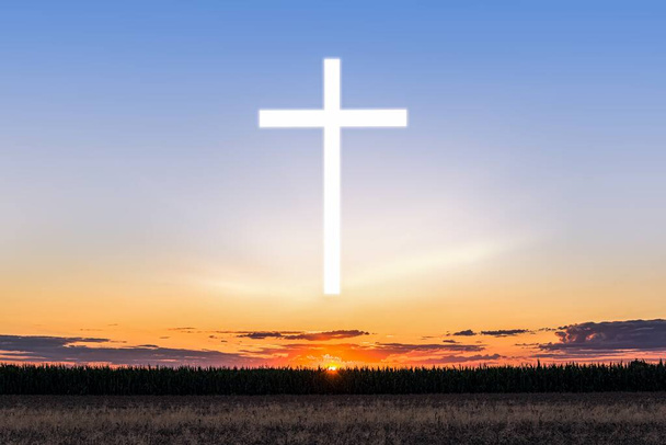 太陽の光の中で神の十字架。宗教の背景 - 写真・画像