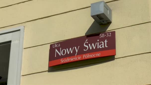 Beroemd straatnaambord Nowy Swiat in Warschau, Polen. - Video