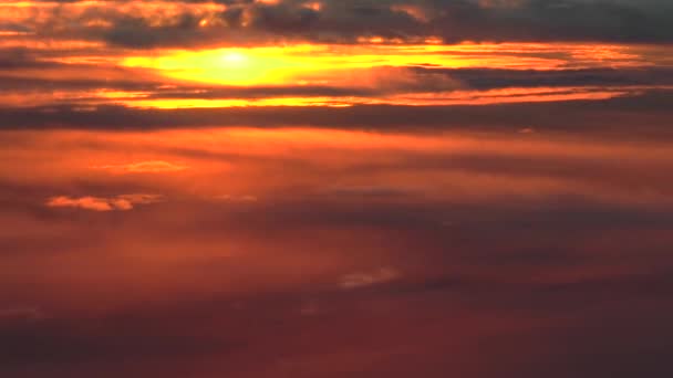 Nuages de coucher de soleil colorés. Images uniques et réelles en haute altitude.  - Séquence, vidéo