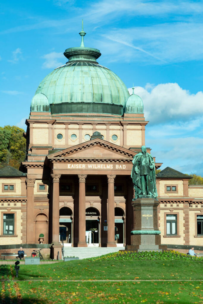 Bad Homburg, Německo - 2. listopadu 2020: Koupel císaře Wilhelma v Bad Homburgu pod modrým nebem. - Fotografie, Obrázek