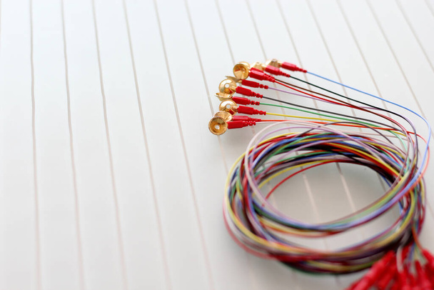 цветные провода, клинические электроды золотая чашка для электроэнцефалограммы и медицинской электродиагностики - Фото, изображение
